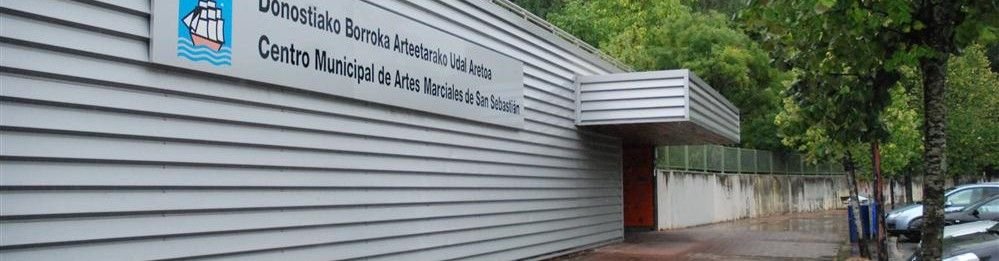 Entrada al Centro Municipal de Artes Marciales de Anoeta